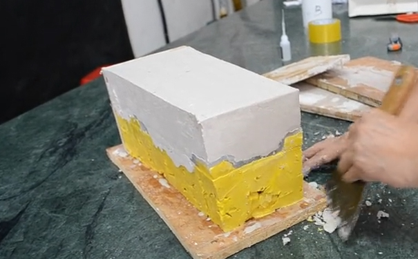 模具硅橡膠成型后怎樣制作外模？